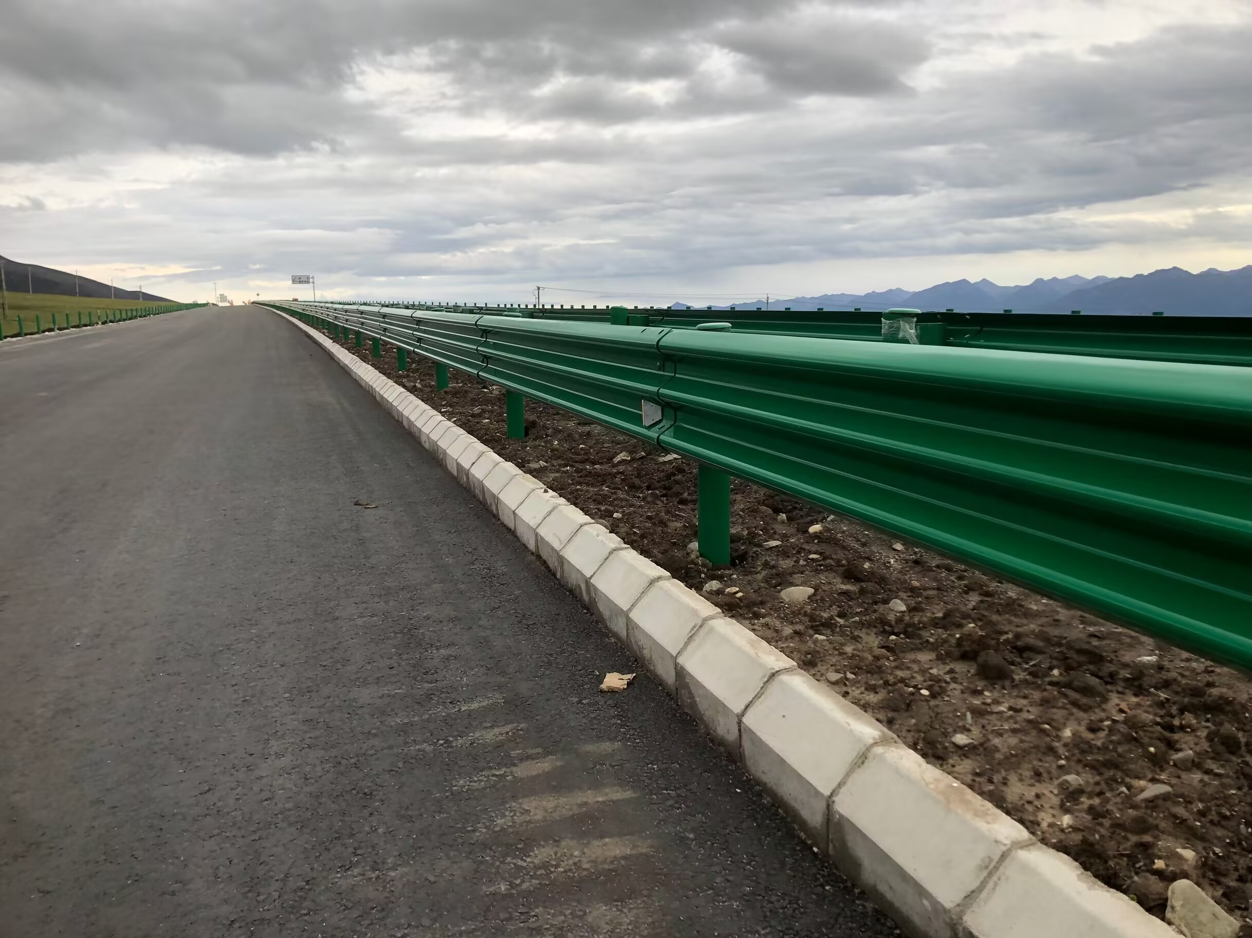 乐至县乡村公路波形护栏波形护栏板 - 推荐